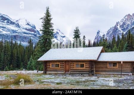 Elizabeth Parker Hütte an einem kalten Tag im September in den Lake O'Hara Bereich der Yoho National Park, British Columbia, Kanada Stockfoto