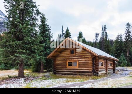 Elizabeth Parker Hütte an einem kalten Tag im September in den Lake O'Hara Bereich der Yoho National Park, British Columbia, Kanada Stockfoto