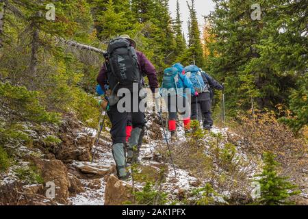 Wanderer auf der schroffen Weg zum See McArthur im September im Yoho National Park, British Columbia, Kanada [Kein Model Releases; für redaktionelle l verfügbar Stockfoto