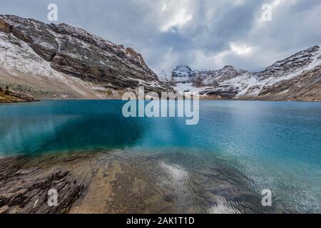 Atemberaubende Aussicht auf die umliegenden Berge vom Ufer des See McArthur im September im Yoho National Park, British Columbia, Kanada Stockfoto