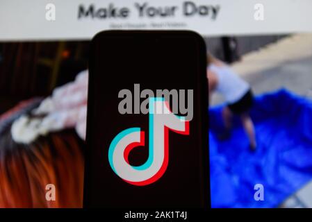In diesem Foto Illustration einer Chinesischen app TikTok Logo gesehen auf dem Smartphone angezeigt. Stockfoto