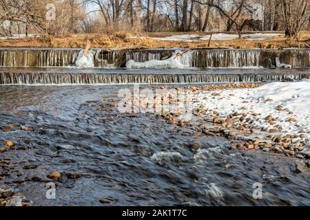 River Diversion dam im Winter Landschaft - Cache la Poudre Fluß in Fort Collins in Colorado Stockfoto