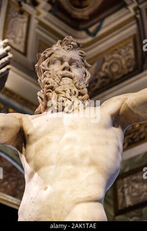 Italienische Kunst, der Raum des Silenus, Detail der tanzenden hellenistischen Statue aus Satyr-Marmor, Galleria Borghese Museum, Rom, Italien Stockfoto