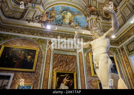 Der Saal des Silenus, Tanzende hellenistische Statue aus Satyr-Marmor, Gallerie Borghese Museum, Rom, Italien Stockfoto