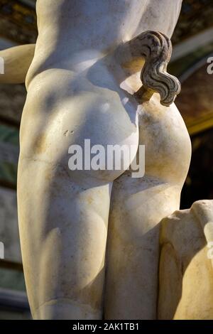 Italienische Kunst, der Raum des Silenus, Detail der tanzenden hellenistischen Statue aus Satyr-Marmor, Galleria Borghese Museum, Rom, Italien Stockfoto