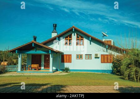 Modernes Landhaus mit Bahn und einen üppigen Garten in ländlicher Landschaft in der Nähe von Bento Goncalves. Ein Wein produzierenden Land Stadt im Süden Brasiliens. Stockfoto