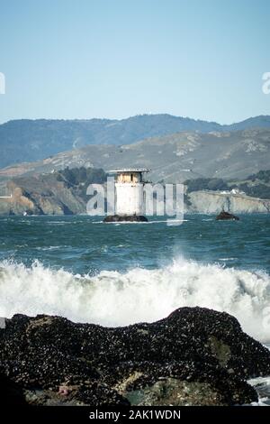 Meile Rocks Lighthouse (heute Helipad) auf dem Little Mile Rock in der San Fransisco Bay zwischen Lands End, San Fransisco und Point Bonita, Marin. Stockfoto