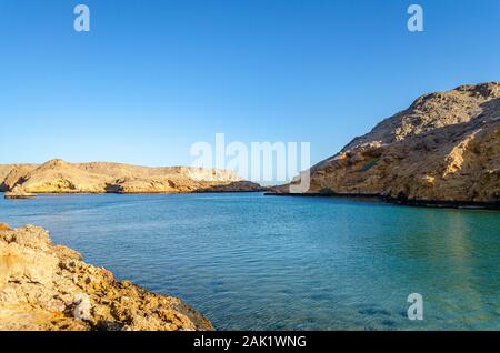 Wunderschöne Aussicht auf einer sehr ruhigen Meer und Strand in Maskat, Oman. Stockfoto