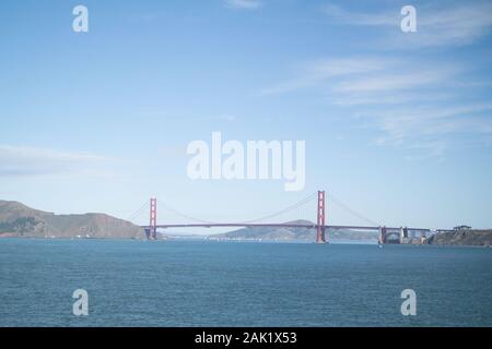 Blick auf die San Francisco Bay und die Golden Gate Bridge, von der Golden Gate Recreation Area, westlich der Brücke. Stockfoto