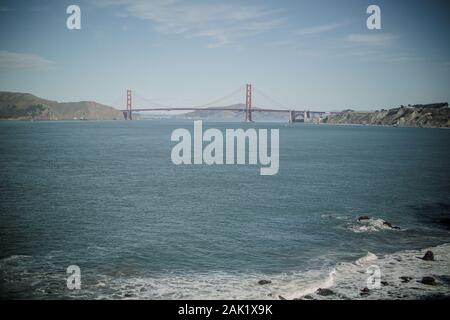 Blick auf die San Francisco Bay und die Golden Gate Bridge, von der Golden Gate Recreation Area, westlich der Brücke. Stockfoto