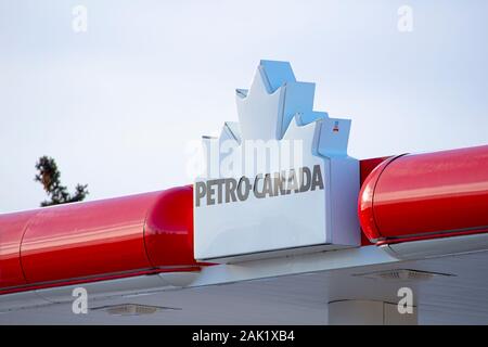 Calgary, Alberta. Kanada. Jan 6, 2020. Eine Nahaufnahme eines Pero Kanada unterzeichnen. Petro-Canada vervollständigt elektrische Autobahn. Illustrative Stockfoto