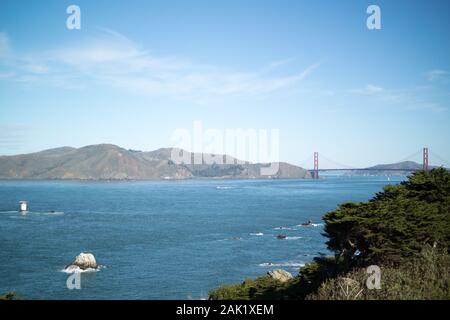 Blick auf die San Francisco Bay und die Golden Gate Bridge, von der Golden Gate Recreation Area, westlich der Brücke. Stockfoto
