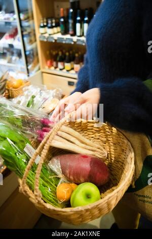 Rattan Korb mit Gemüse gefüllt Stockfoto