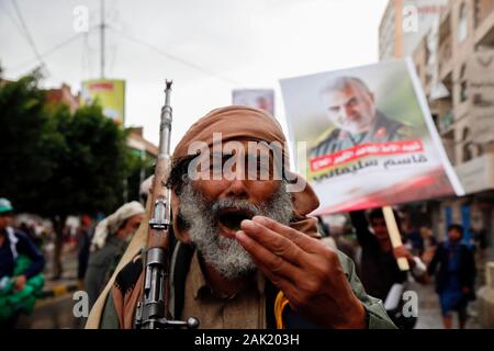 Peking, Jemen. 6. Januar, 2020. Ein alter Mann sorgt sich der Protest gegen die Ermordung von iranischen allgemeine Qassem Soleimani, in Sanaa, Jemen, Jan. 6, 2020. Credit: Mohammed Mohammed/Xinhua/Alamy leben Nachrichten Stockfoto