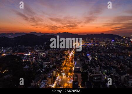 Peking, China. 6. Januar, 2020. Luftaufnahme auf Jan. 6, 2020 zeigt das Abendrot über Hangzhou City, East China Zhejiang Provinz. Credit: Xu Yu/Xinhua/Alamy leben Nachrichten Stockfoto