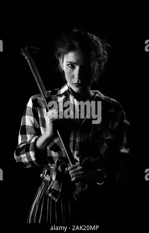 Blutiger ernst junge Frau mit Brecheisen in dunklen Blick auf Kamera monochromen Bild Stockfoto