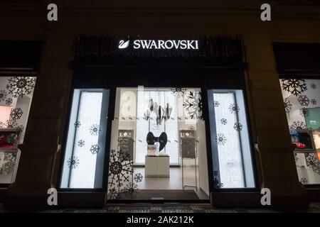 Prag, Tschechien - NOVEMBER 3, 2019: logo Swarovski vor Ihrer Boutique für Prag. Swarovski ist ein österreichischer Designer, Hersteller und Einzelhändler Stockfoto