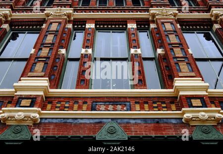 Details zu Ziegelarbeiten an der Fassade eines viktorianischen Geschäftsgebäudes im Strand Historic District in Galveston, Texas. Stockfoto