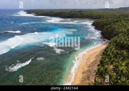 Luftbild mit einer Drohne von Pacifico Strand & Küste, Siargao, Philippinen Stockfoto
