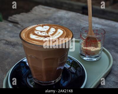 Hot mokka Kaffee mit Latte Art auf hölzernen Tisch Hintergrund. Stockfoto