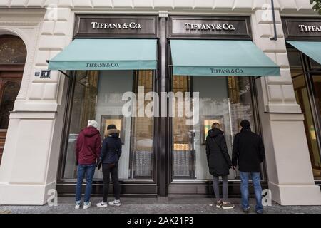 Prag, Tschechien - NOVEMBER 1, 2019: Tiffany & Co Logo vor Ihrer wichtigsten Store für Prag. Tiffany & Co. ist ein US-amerikanischer Luxus Schmuck Kette von Sto Stockfoto