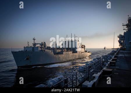 191231-N-KC 192-1060 ATLANTIK (31. 31, 2019) - Die trockene Fracht und Munition ship USNS William McLean (T-AKE 12) zieht neben dem Wasp-Klasse amphibisches Schiff USS Bataan (LL 5), bevor eine Auffüll-anforderung-auf-See, 31.12.2019. Bataan, homeported in Norfolk, Virginia, ist die in den USA 6 Flotte Bereich der Maßnahmen zur Unterstützung der US-amerikanischen nationalen Sicherheitsinteressen in Europa und Afrika. (U.S. Marine Foto von Mass Communication Specialist 3. Klasse Levi Decker) Stockfoto