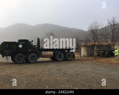 CAMP HOVEY, Republik Korea - ein Soldat Boden führt eine schwere erweiterte Mobilität taktische Lkw während der 3. Gepanzerten Brigade Combat Team "grauwolf", 1 Kavallerie Division erste Truck Rodeo bewirtet durch F Co. unterstützt Unternehmen, 6 Staffel, 9 Kavallerie Regt. Am 10. Dezember 2019 hier. Stockfoto