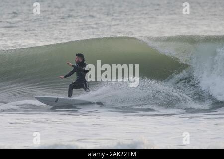 Ein Mann aus surfen die Küste von Ano Nuevo State Park in San Mateo County in Kalifornien. Stockfoto