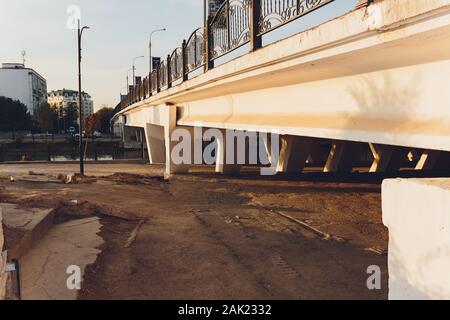 Unter der Brücke. Der Rhythmus der Pfeiler der Brücke verlassen in der Perspektive in der Mitte des weit Punkt. Architektonisches Objekt Stockfoto