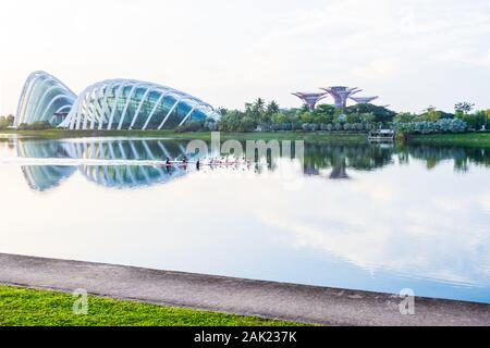 Rudern in der Marina Bay am Morgen Stockfoto