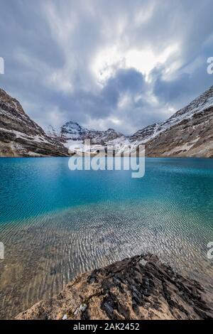 Atemberaubende Aussicht auf die umliegenden Berge vom Ufer des See McArthur im September im Yoho National Park, British Columbia, Kanada Stockfoto