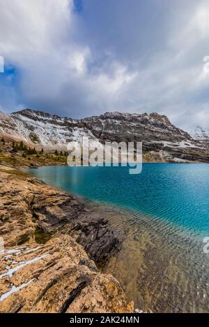 Atemberaubende Aussicht auf die umliegenden Berge vom Ufer des See McArthur im September im Yoho National Park, British Columbia, Kanada Stockfoto