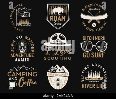 Vintage Camp Logos, Berg Abenteuer Abzeichen Set. Handgezeichnete Etiketten Designs. Reiseexpedition, Fernweh und Scouting. Außenembleme. Logos Stock Vektor