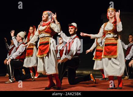 Albanische Volkstanzgruppe mit traditionellen Kostümen, feiert der Ramadan in Skopje, Mazedonien Stockfoto