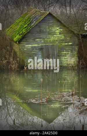 Rustikale Finn Slough Sheds. Old Sheds in Finn Slough am Ufer des Fraser River bei Steveston in Richmond, British Columbia, Kanada. Stockfoto