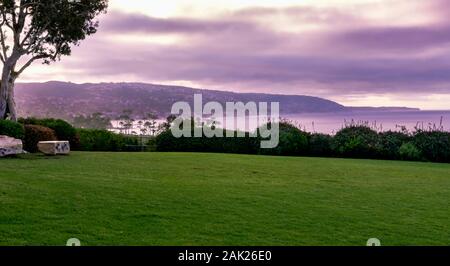 Spektakulären Blick aufs Meer, die Küste und die Stadt in der Dämmerung, von hoch oben auf einer Klippe im Winter im Seaside Resort City von Laguna Beach, Kalifornien. Stockfoto