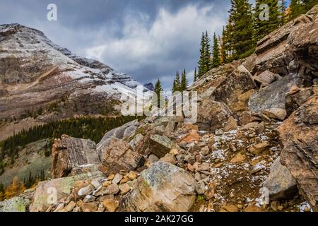 Hohen und felsigen Landschaft über See McArthur im September im Yoho National Park, British Columbia, Kanada Stockfoto