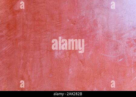 Verputzte Backsteinmauer in roter Farbe Vintage Style Hintergrund Textur und lackiert. Stockfoto