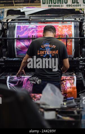 Kunstwerke von kolumbianischen Künstler Bastardilla an Carteles 'La linterna', alte Poster factory im Barrio San Antonio, Cali, Kolumbien gedruckt Stockfoto