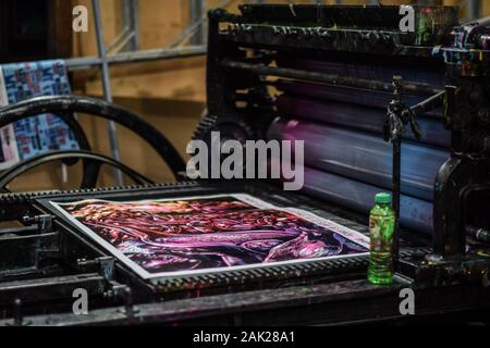 Kunstwerke von kolumbianischen Künstler Bastardilla an Carteles 'La linterna', alte Poster factory im Barrio San Antonio, Cali, Kolumbien gedruckt Stockfoto