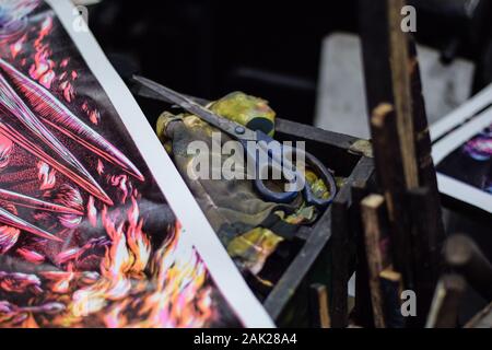 Kunstwerke von kolumbianischen Künstler Bastardilla an Carteles 'La linterna', alte Poster factory im Barrio San Antonio, Cali, Kolumbien gedruckt Stockfoto