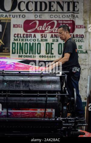 Kunstwerke von kolumbianischen Künstler Bastardilla an Carteles 'La linterna', alte Poster factory im Barrio San Antonio, Cali, Kolumbien gedruckt Stockfoto