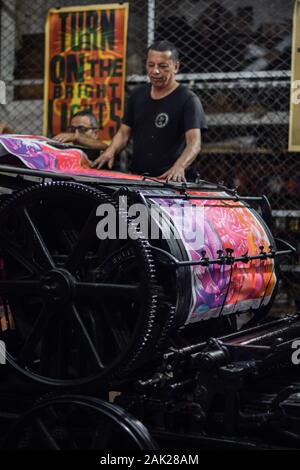 Kunstwerke von kolumbianischen Künstler Bastardilla an Carteles 'La linterna', alte Poster factory im Barrio San Antonio, Cali, Kolumbien gedruckt Stockfoto