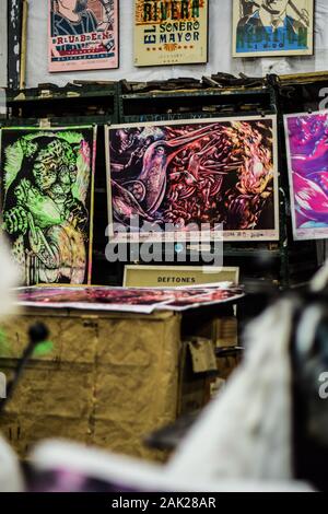 Kunstwerke von kolumbianischen Künstler Bastardilla an Carteles 'La linterna', alte Poster factory im Barrio San Antonio, Cali, Kolumbien gedruckt Stockfoto