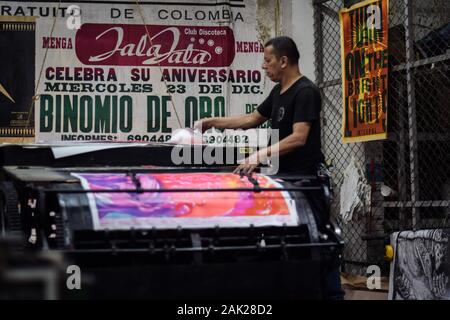 Kunstwerke von kolumbianischen Künstler Bastardilla an Carteles 'La linterna', alte Poster factory im Barrio San Antonio, Cali, Kolumbien gedruckt Stockfoto