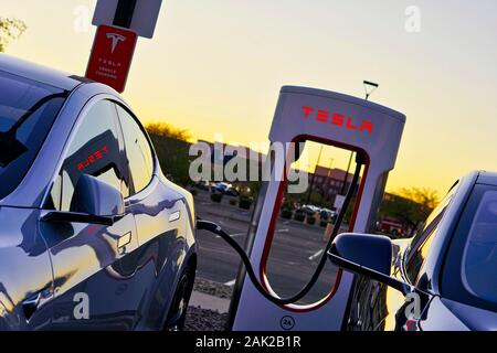 Tesla Elektroautos laden zu einem Phoenix, Arizona Kompressor am 6. Januar 2020. Stockfoto