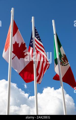 Flaggen der USA, Mexiko, Kanada fliegen zusammen, Konzept der neuen NAFTA-Abkommen jetzt als USMCA CUSMA in den USA, in Kanada oder T-MEC in Mex bekannt Stockfoto