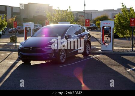 Tesla Elektroautos laden zu einem Phoenix, Arizona Kompressor am 6. Januar 2020. Stockfoto