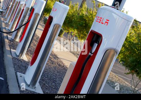 Tesla Elektroautos laden zu einem Phoenix, Arizona Kompressor am 6. Januar 2020. Stockfoto