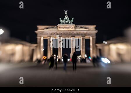 Berlin, Deutschland. 06 Jan, 2020. Touristen vor dem Brandenburger Tor in den späten Abend. (Lange Belichtung) Credit: Paul Zinken/dpa/Alamy leben Nachrichten Stockfoto